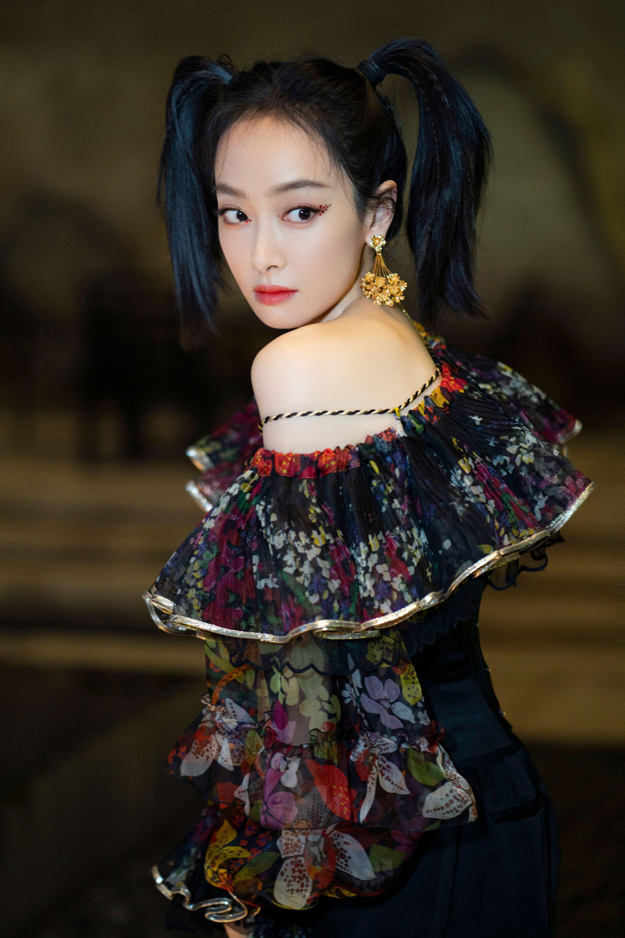 宋茜双马尾造型亮相晚会 唱青岛rap反转魅力爆棚