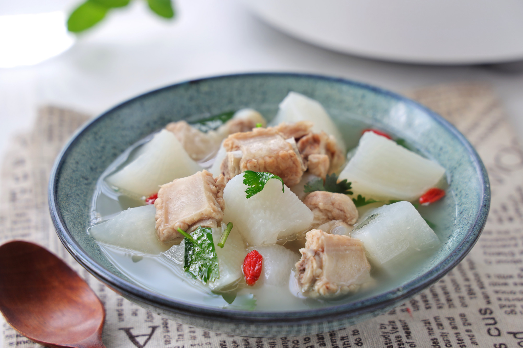 正是吃萝卜的季节,教你好喝的萝卜排骨汤,清甜美味,越喝越香