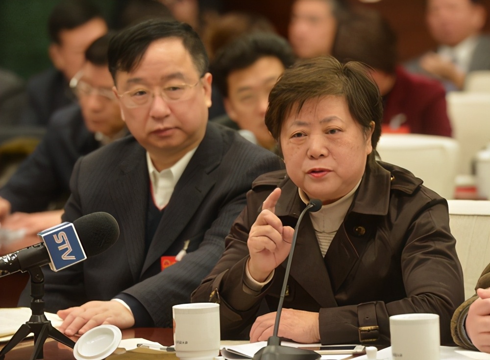 离开老娘舅后柏万青发展更好了,成上海老年人防骗代言人