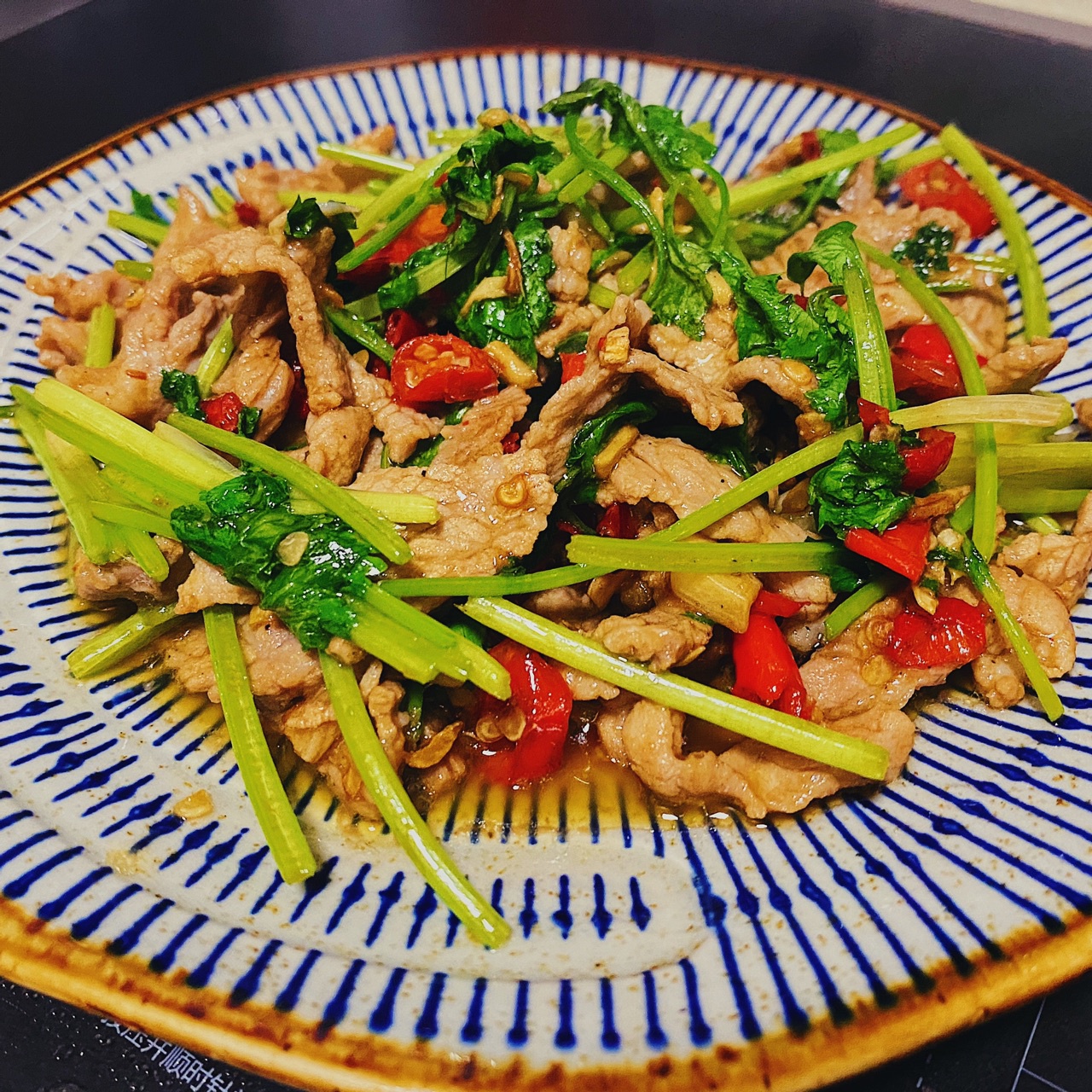 【香菜小炒肉】的做法 配方,味道鲜美,口感更好吃