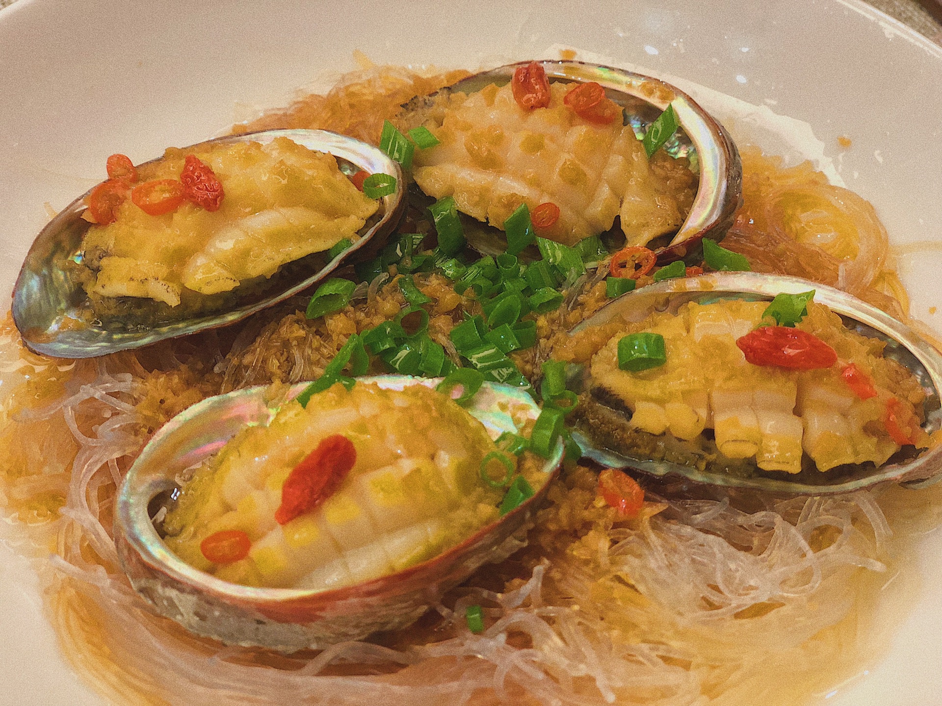 鲍鱼我经常会买,烧肉,烧鱼,烧海鲜放两个进去,让菜看起来更有食欲.