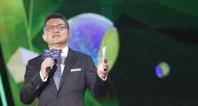 他是央视著名足球主持人,却被老婆当众撕下面具,自此跌下神坛