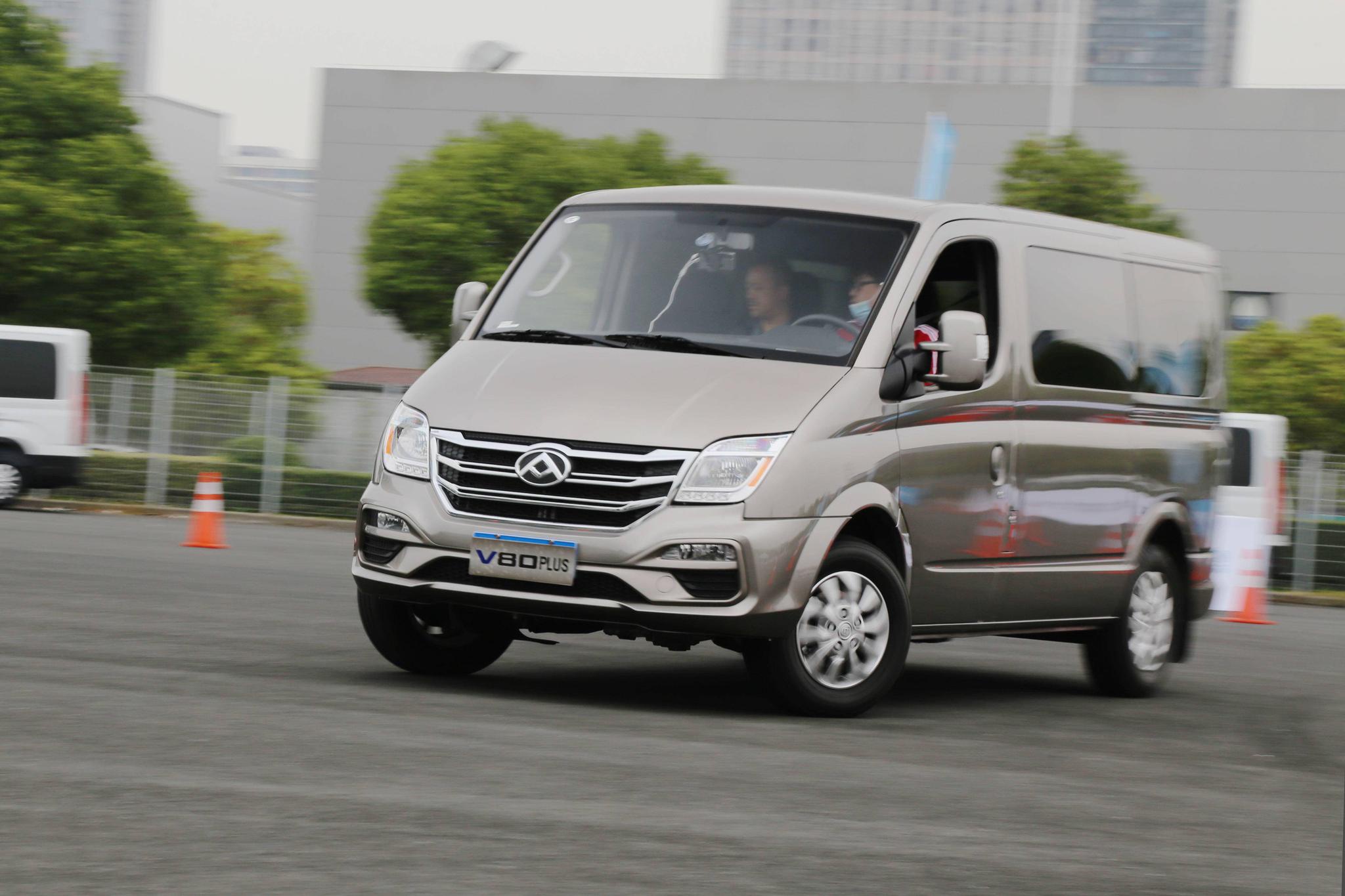 试驾上汽大通v80plus用轻客跑金卡纳是种怎样的体验