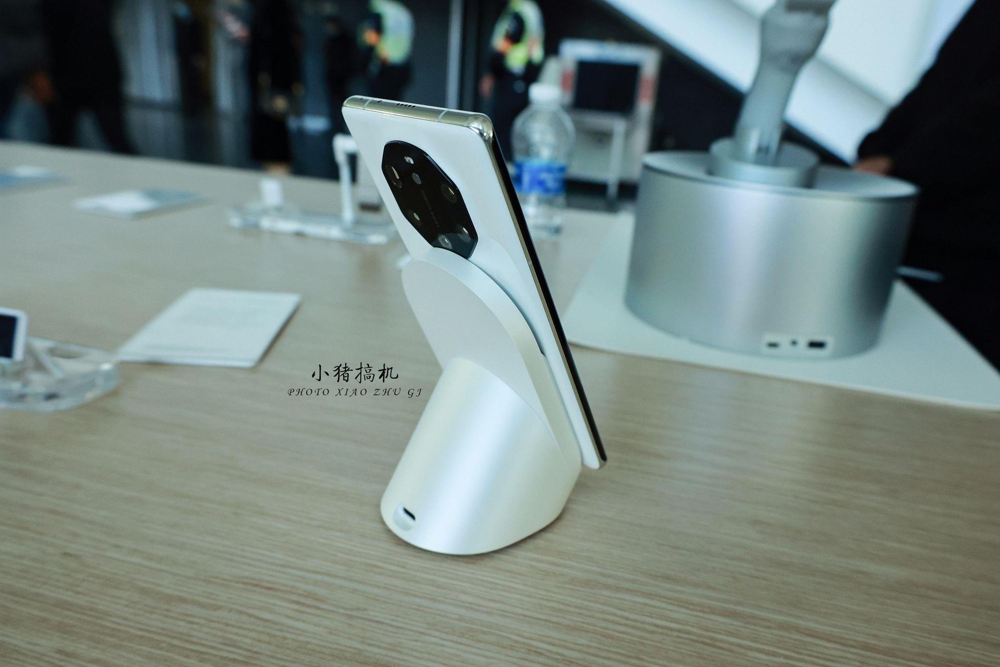 华为超级快充立式无线充电器,一款颜值与实力并存的充电器