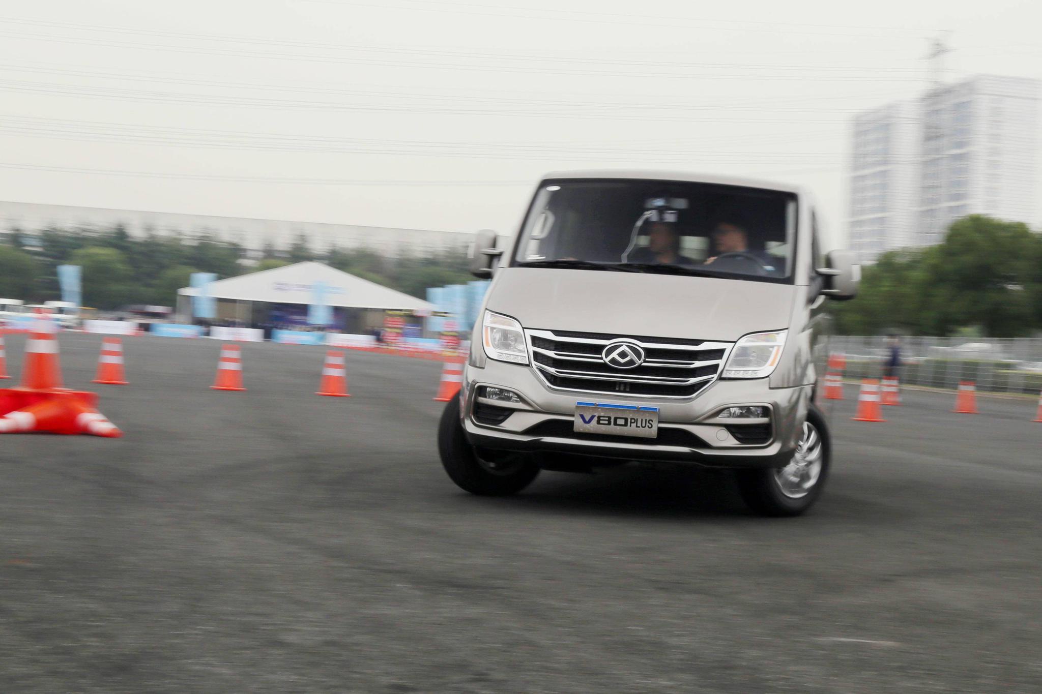 试驾上汽大通v80plus用轻客跑金卡纳是种怎样的体验