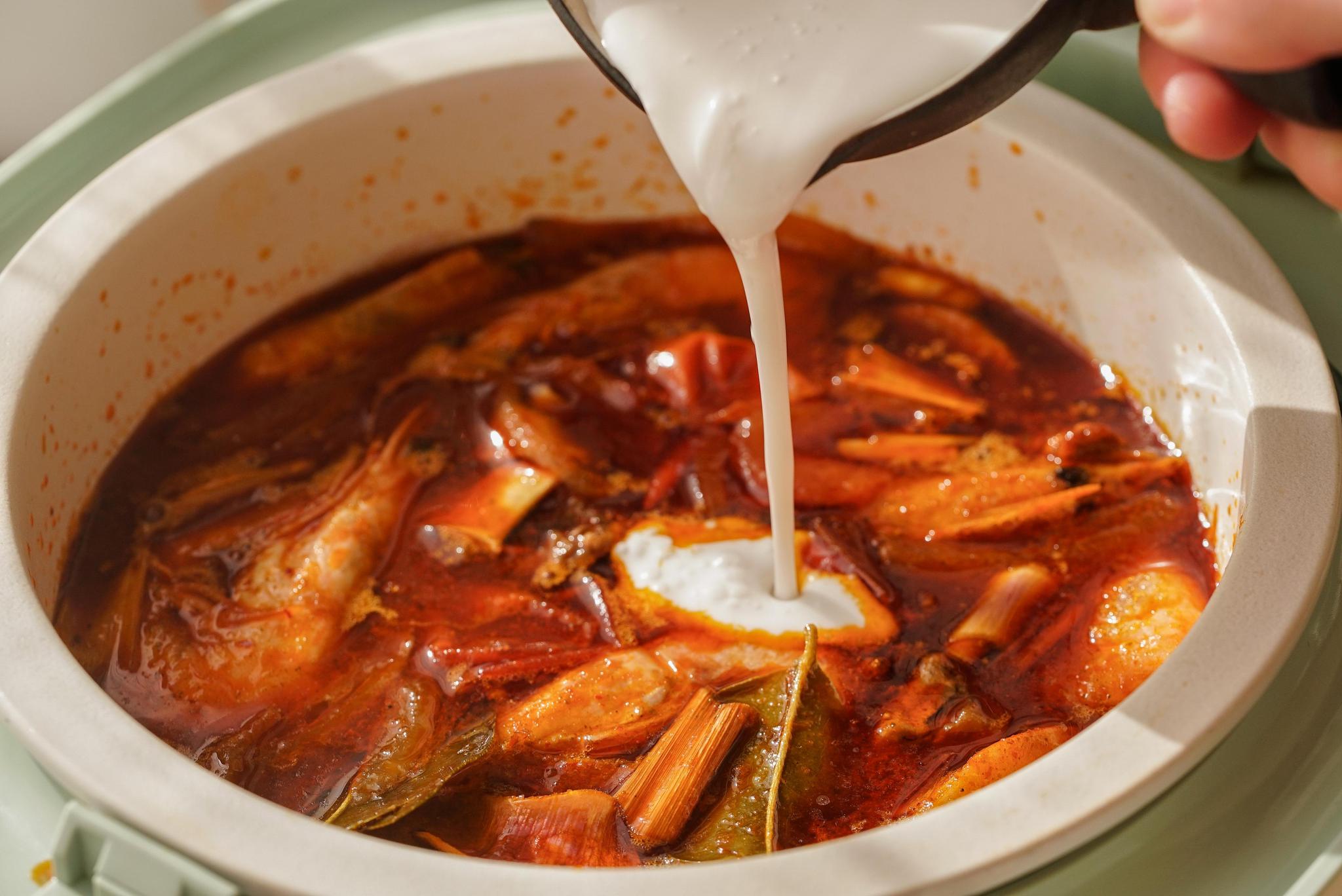 泰国的国汤冬阴功汤汁酸辣鲜爽在家就能品尝萨瓦迪卡风味