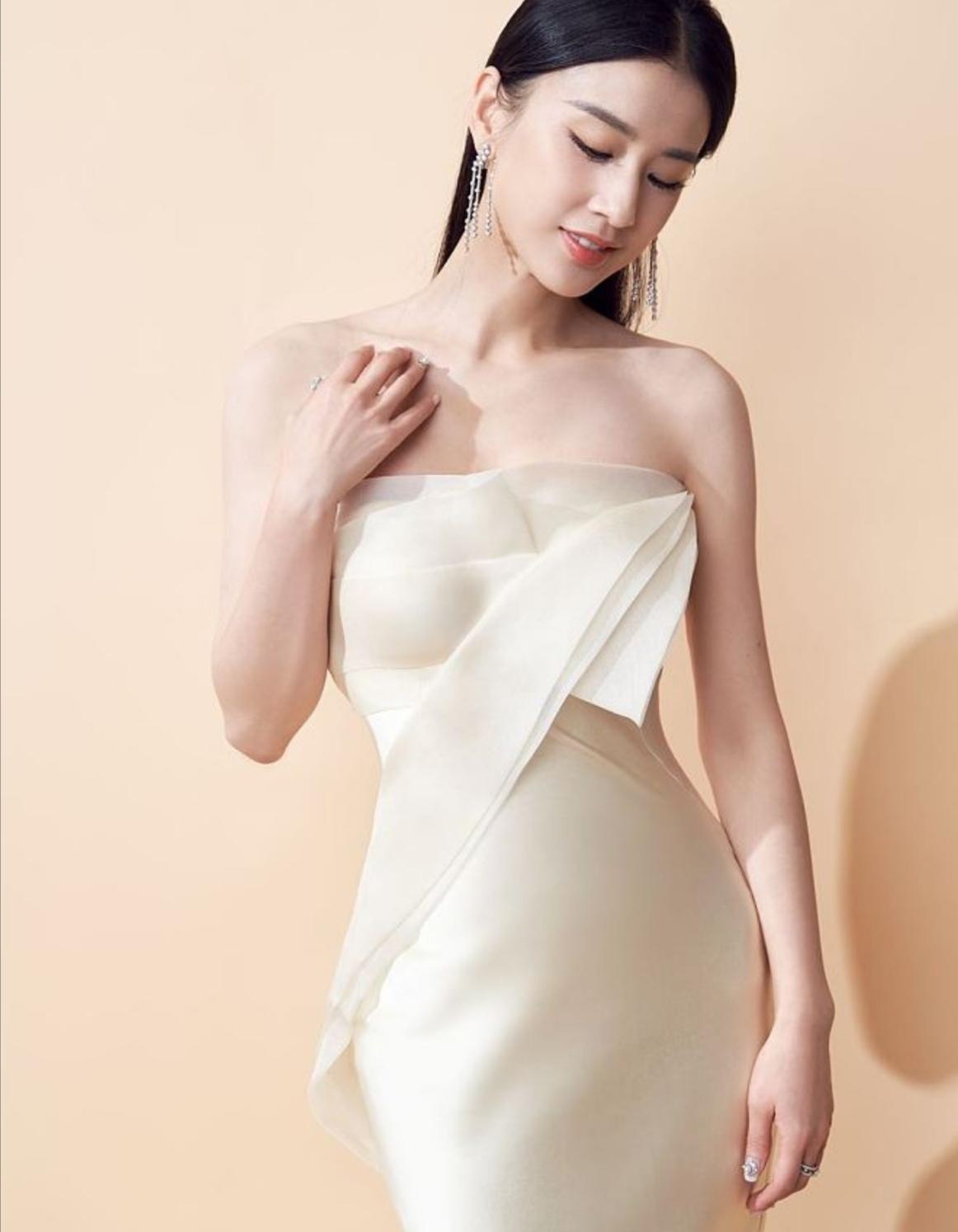 37岁黄圣依拍性感写真,抹胸长裙凸显好身材,网友:杨子好福气