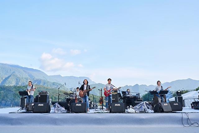 富里山谷草地音乐节 动力火车压轴开唱 群山田野成露天ktv