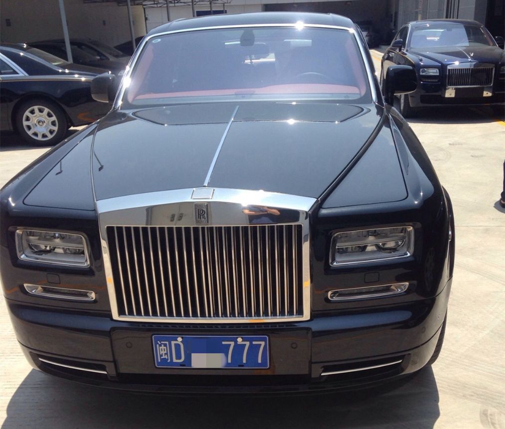 七匹狼集团的车有两台劳斯莱斯看车牌就知道还当过婚车