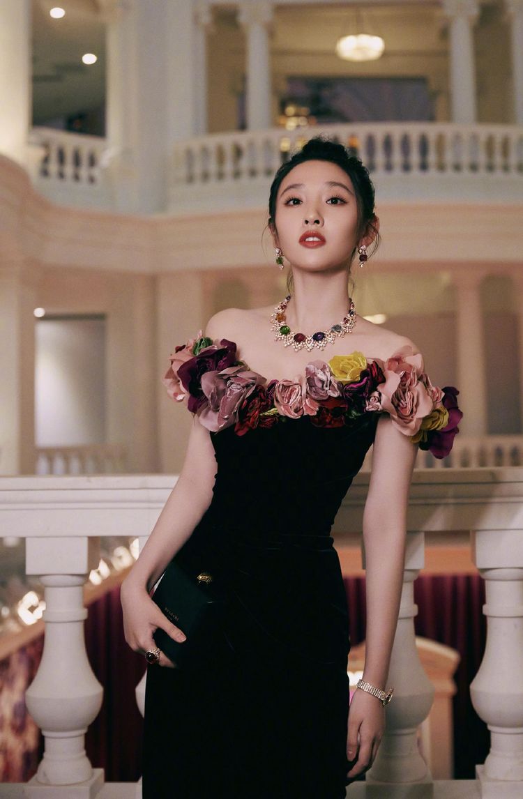 唐艺昕生女复出后风格大胆深v波点裙秀性感自信发博晒造型