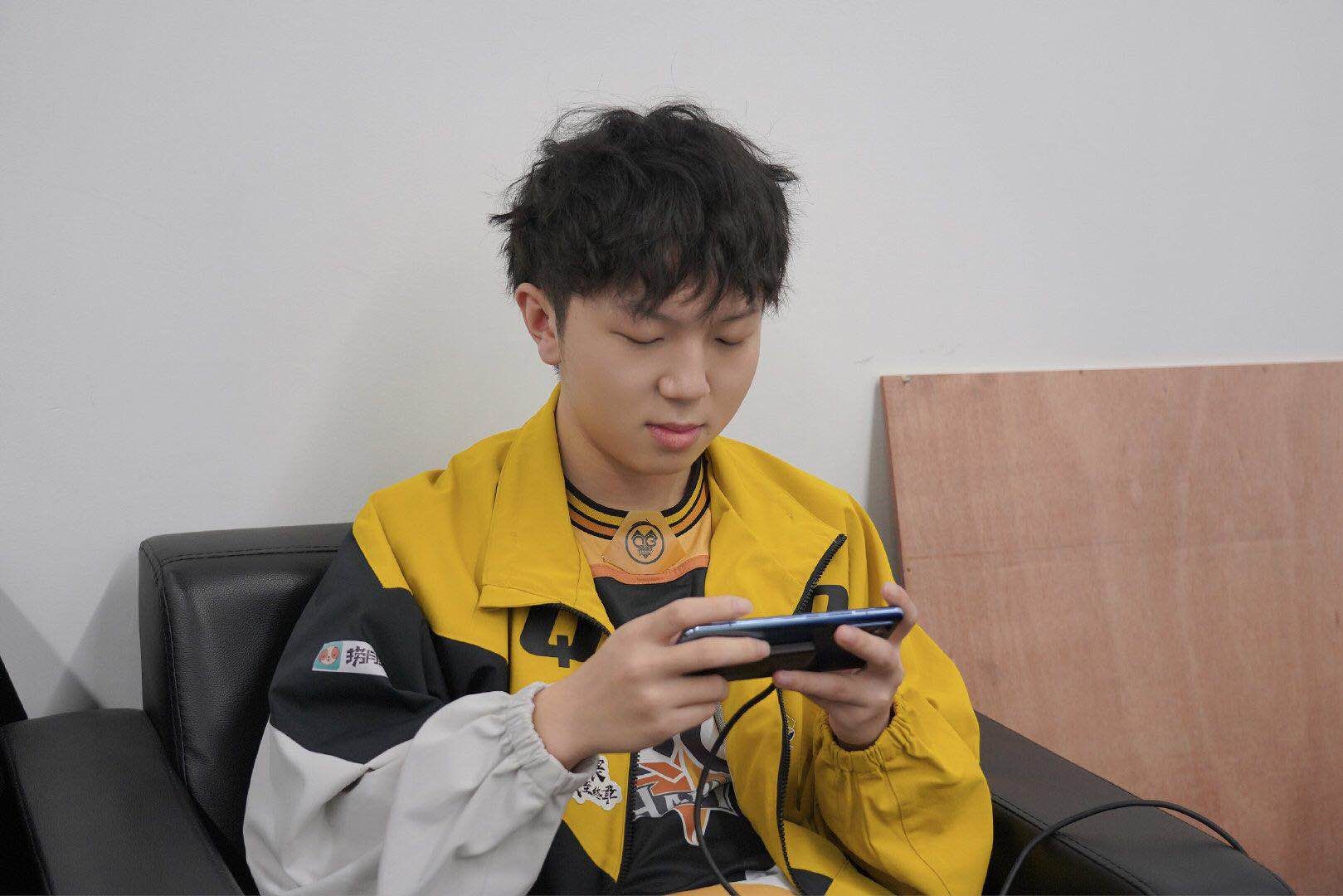 kpl:qg又开始大换血,妖刀回归射手?刺痛只能跟二队训练