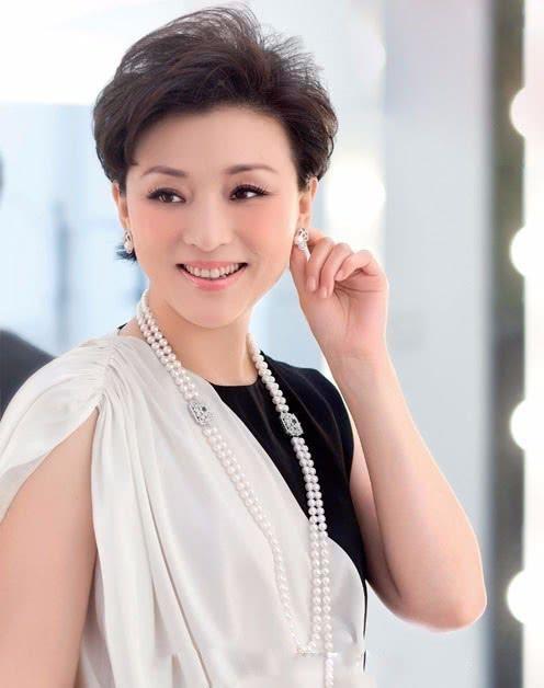 52岁杨澜一家近照,老公隐藏了整整23年,女儿长得比她还美