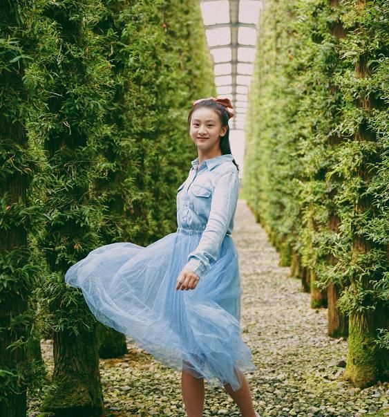 别再说黄多多森碟腿长了请看佟大为12岁的大女儿可以当模特了