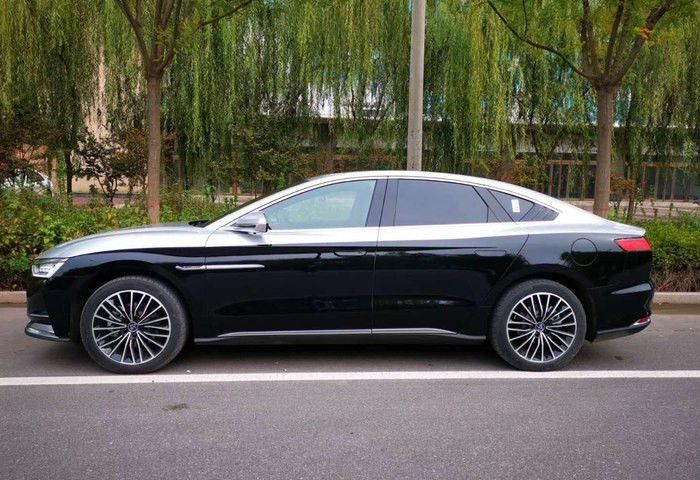 比亚迪汉dm改银黑双拼色,豪华与运动并存,气场不输迈巴赫