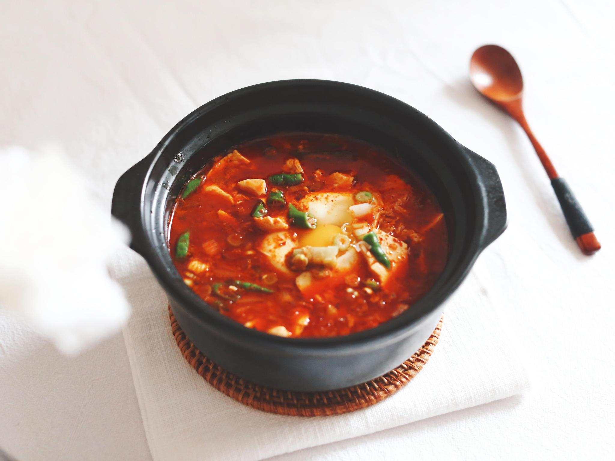 石锅嫩豆腐汤色泽诱人,甜香嫩滑,看着很红,辣度很低,满嘴回甘