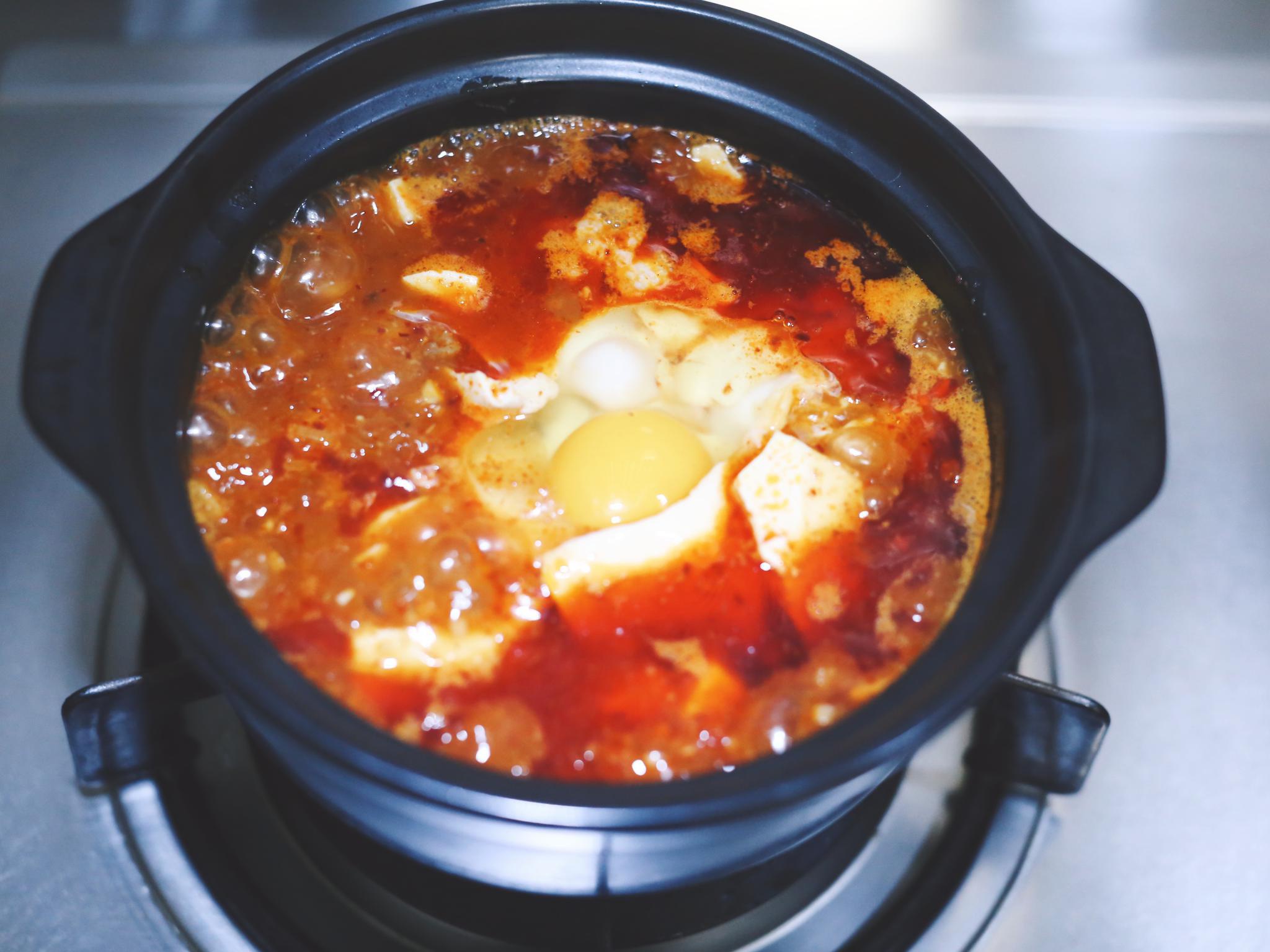 石锅嫩豆腐汤色泽诱人,甜香嫩滑,看着很红,辣度很低,满嘴回甘