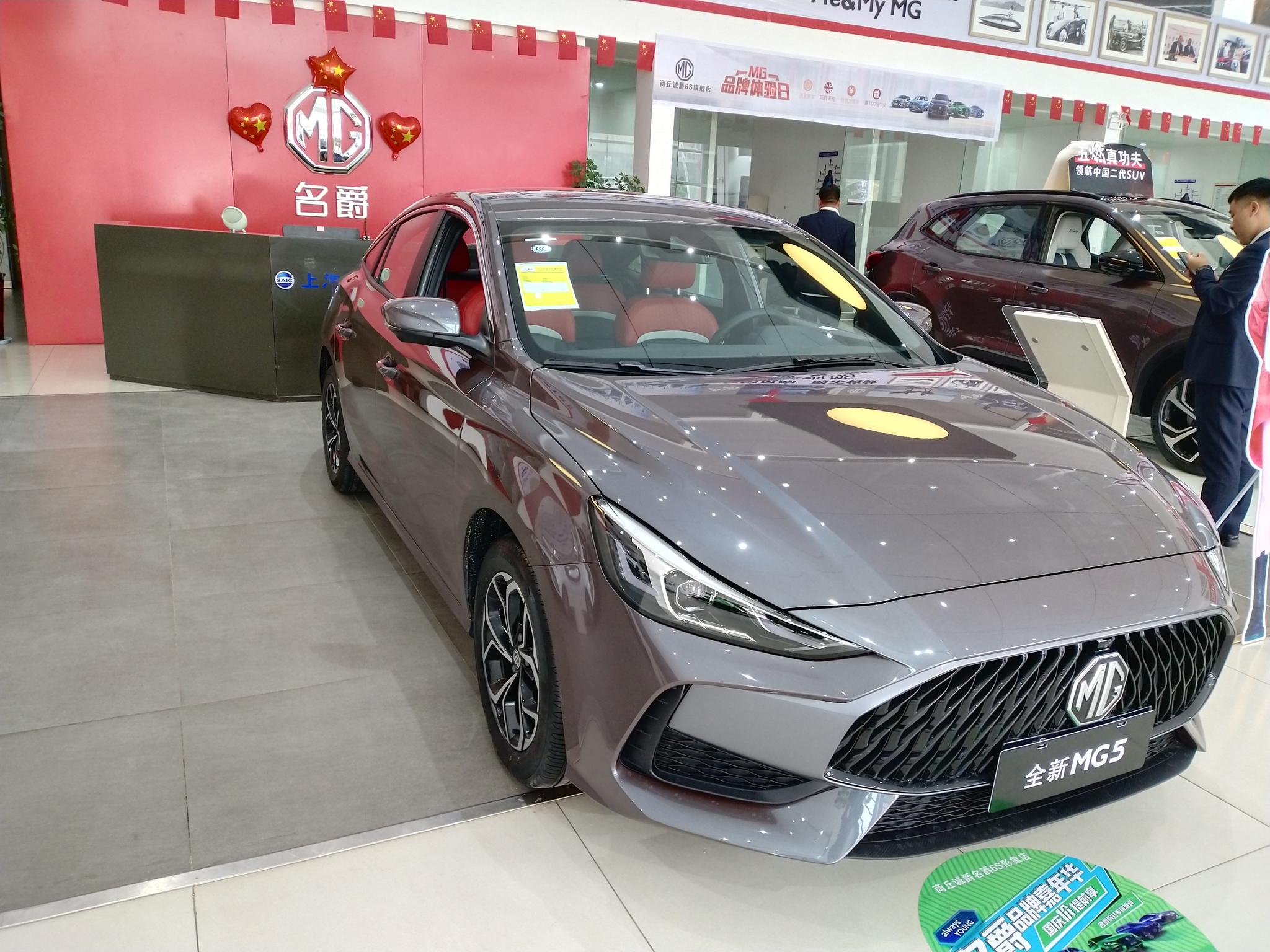 新一代名爵5到店实拍,大溜背配雅马哈音响,定位"8万潮跑"