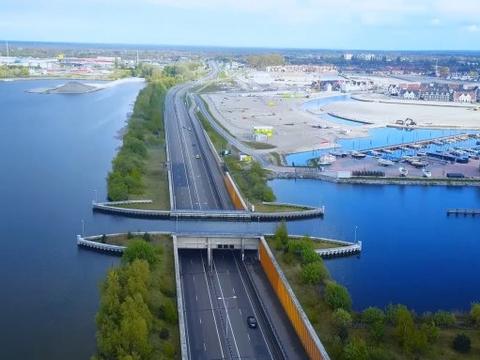 荷兰有一座奇特的桥,看着像"断"了一样,水下通车水上过船!