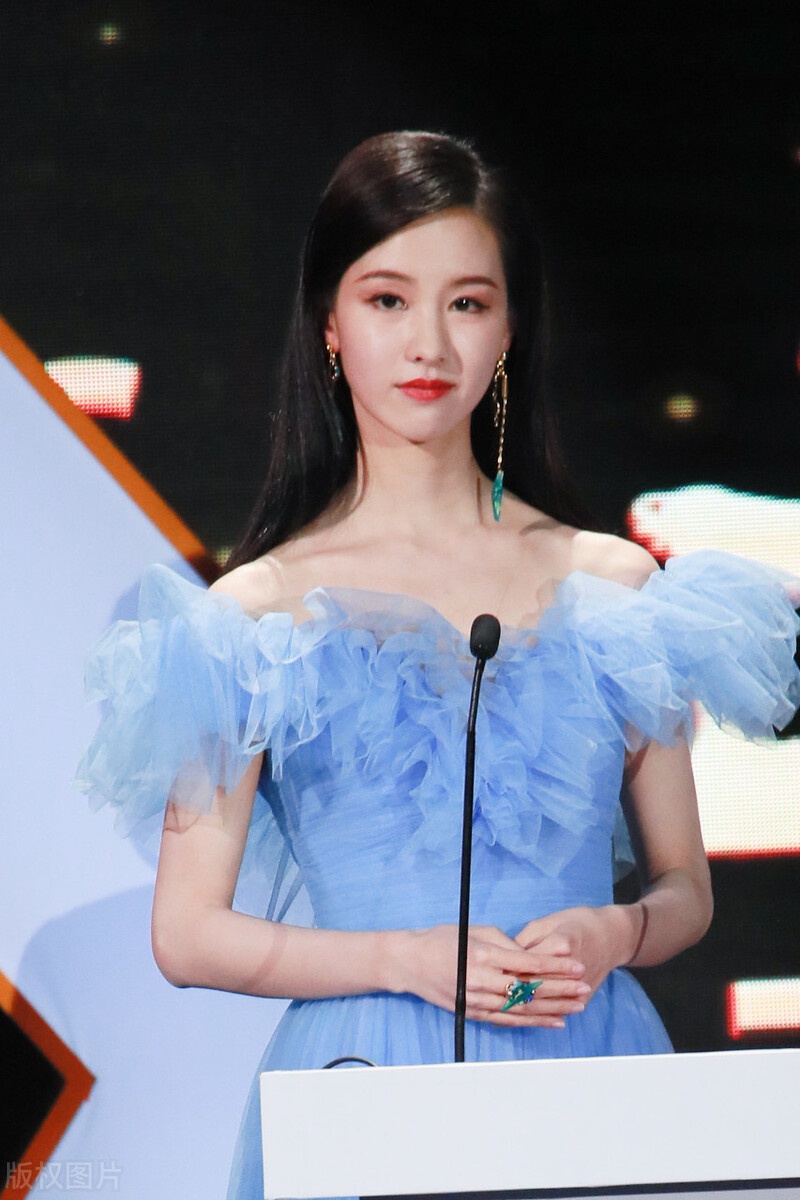 比如之前在《向往的生活》中,大笑的陈都灵就很表情失控