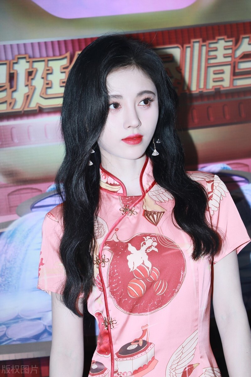 鞠婧祎一袭橙色皮袍出席活动,港式妩媚浓眉大眼超亮丽