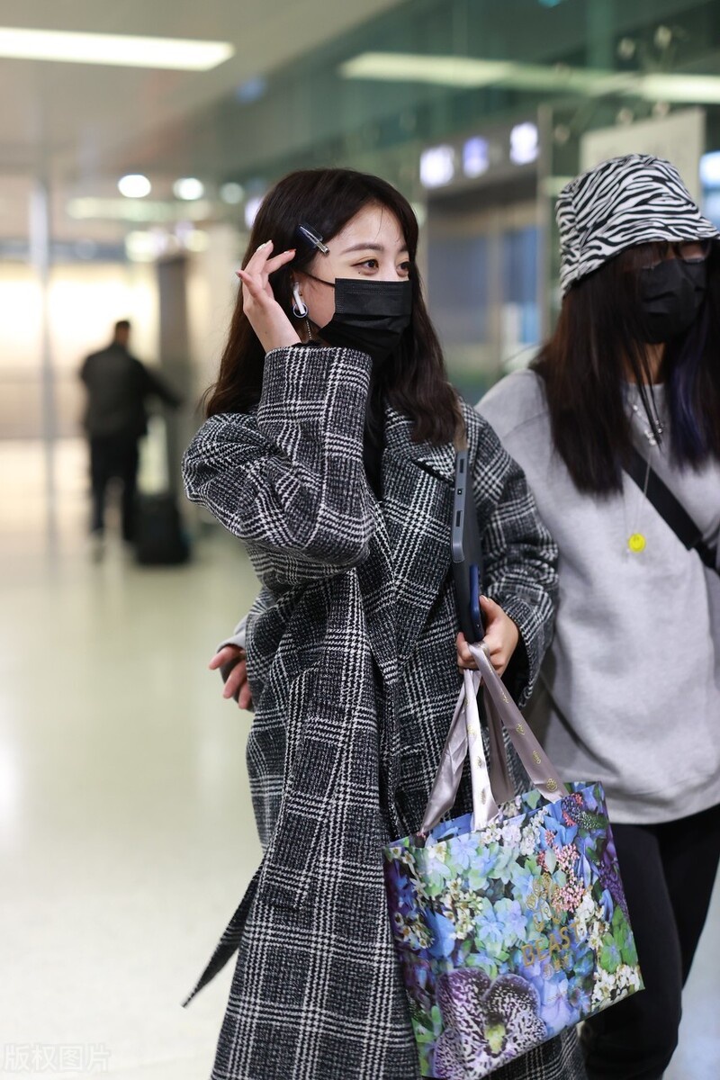 刘人语面戴口罩却遮不住自信的笑容,黑白格子大衣御姐范十足