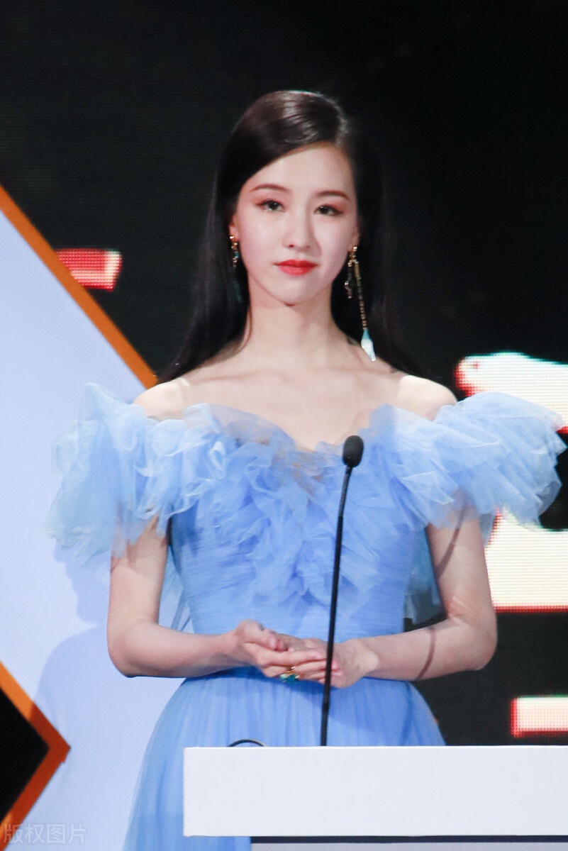 陈都灵一袭蓝色纱裙仙气飘飘,面部表情管理欠缺有损美貌