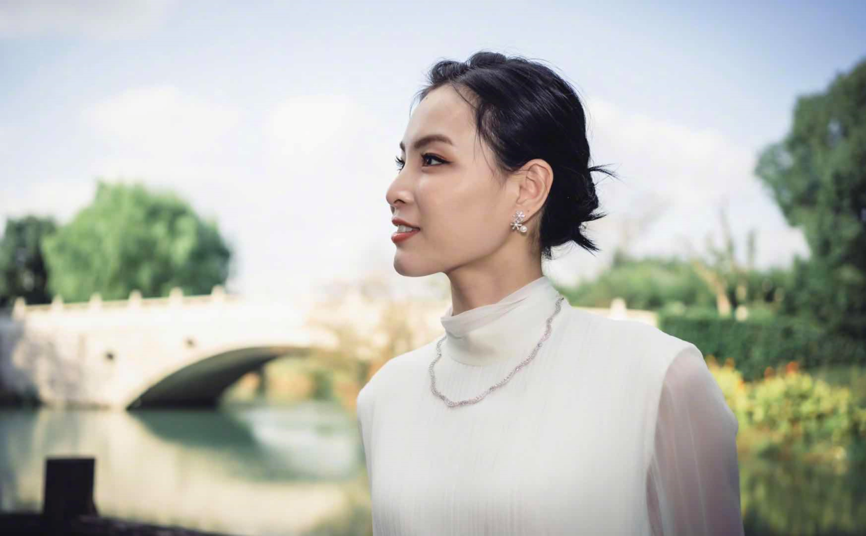 吴敏霞当妈后更美了,白色上衣配阔腿裤,冠军底子穿出超模气场