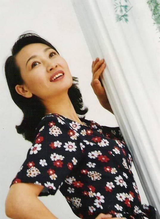 她是内蒙古第一女演员,捧红前夫腾格尔却被抛弃,如今57岁仍单身