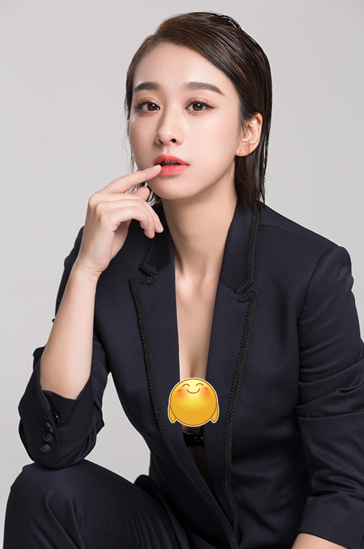 穆婷婷的身材真让人着迷,就算穿一身中性的西装,却仍然有女人味