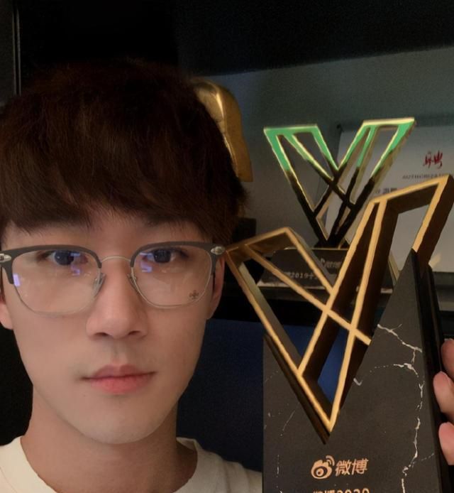 和平精英:dk晚玉获虎牙年度明星分区冠军,不求人日活稳定第一