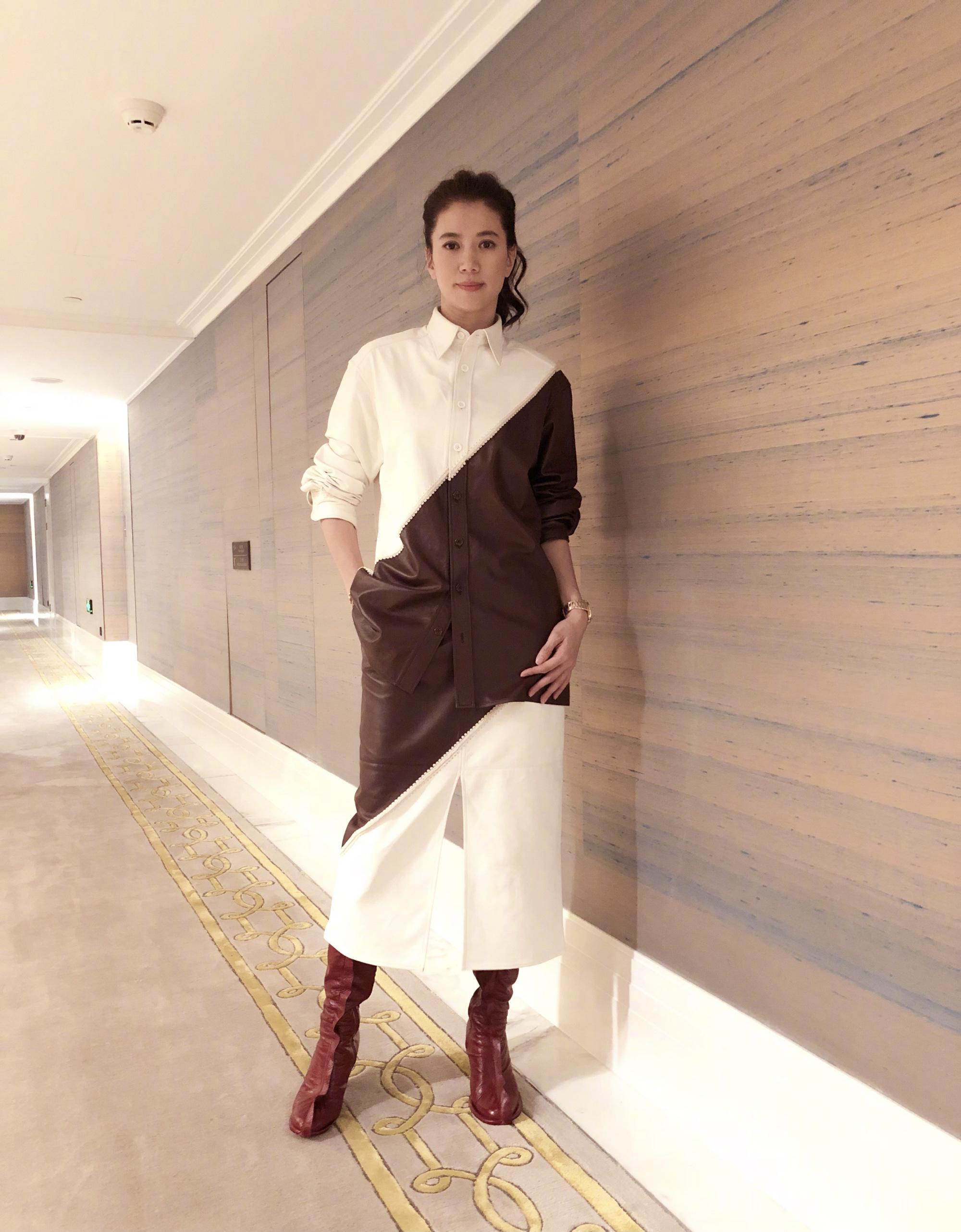 袁咏仪似乎瘦身成功,和老公张智霖合唱,层叠领连衣裙秀美腿