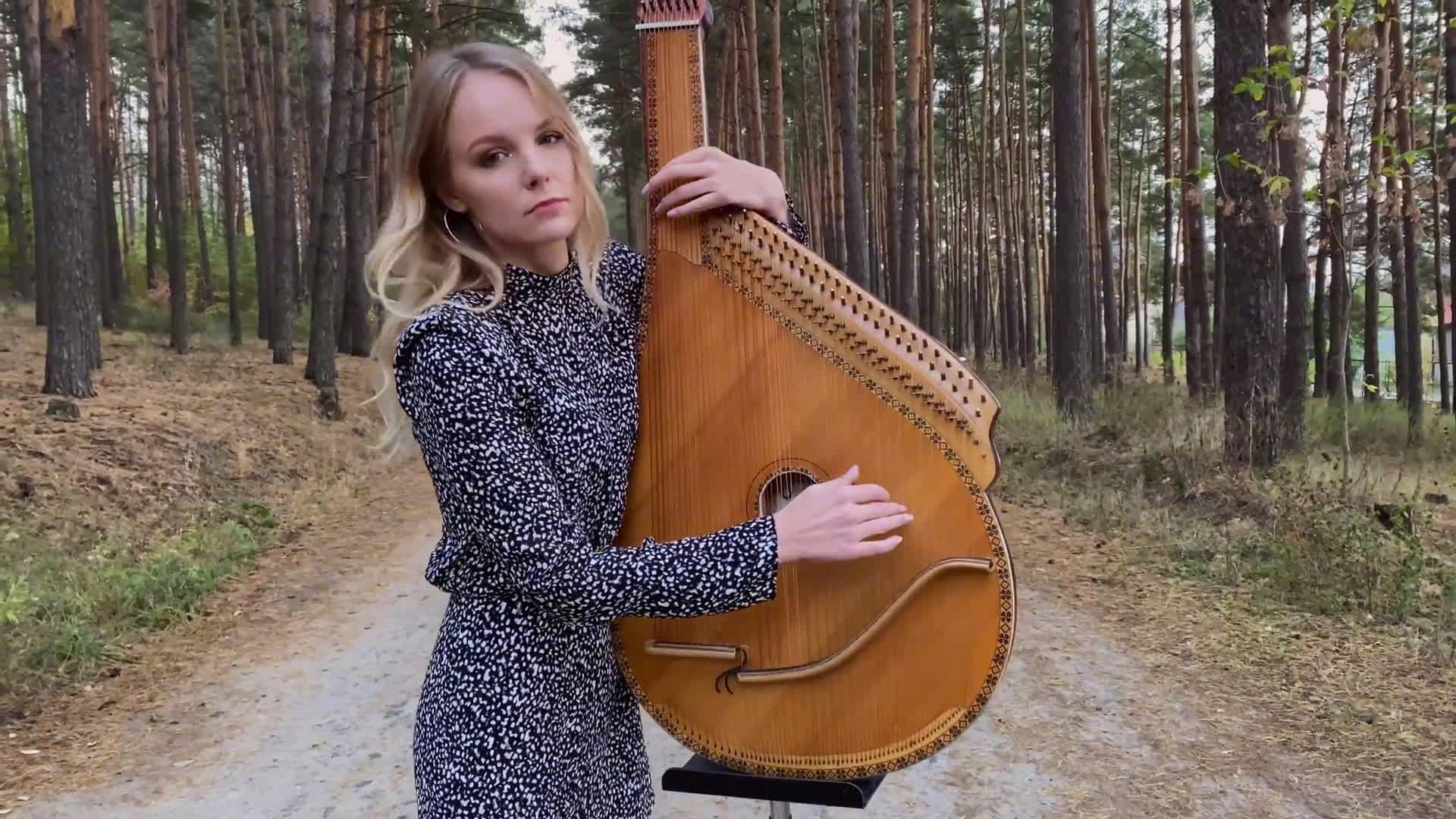 乌克兰美女演奏班杜拉琴