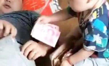 趁爸爸睡觉，这2岁宝宝偷走爸爸的钱，放妈妈包里，真可爱休闲区蓝鸢梦想 - Www.slyday.coM