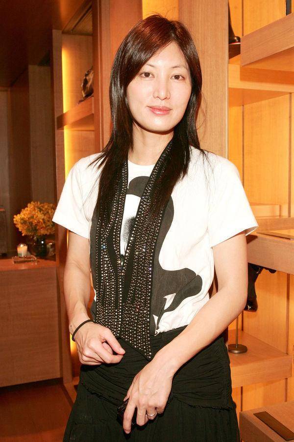 她21岁成港姐亚军,曾与梁朝伟传过绯闻,如今50岁很美很幸福|周嘉玲