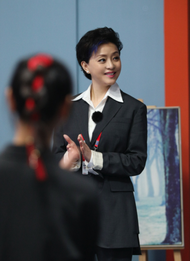 杨澜上学时忽悠外国游客?将故宫砖说成金砖,网友直呼原因真实