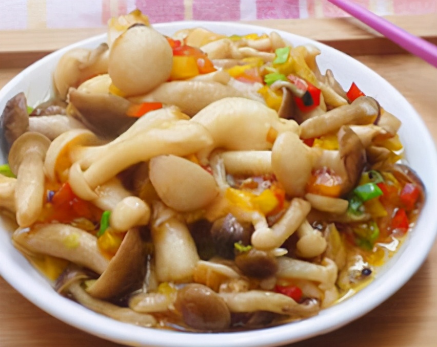 香辣可口炒三菌,促进新陈代谢,香辣入味儿,非常下饭,皮肤细腻