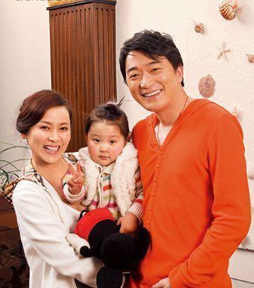 外型高大英俊的邵峰,常与两岸三地偶像级女星演对手戏,他和杨丽菁的