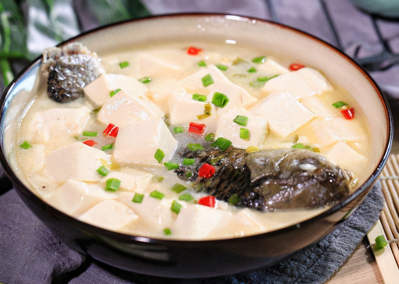 怎样炖出奶白不腥的鲫鱼汤呢?这么做简单美味,咋喝都不够!过瘾