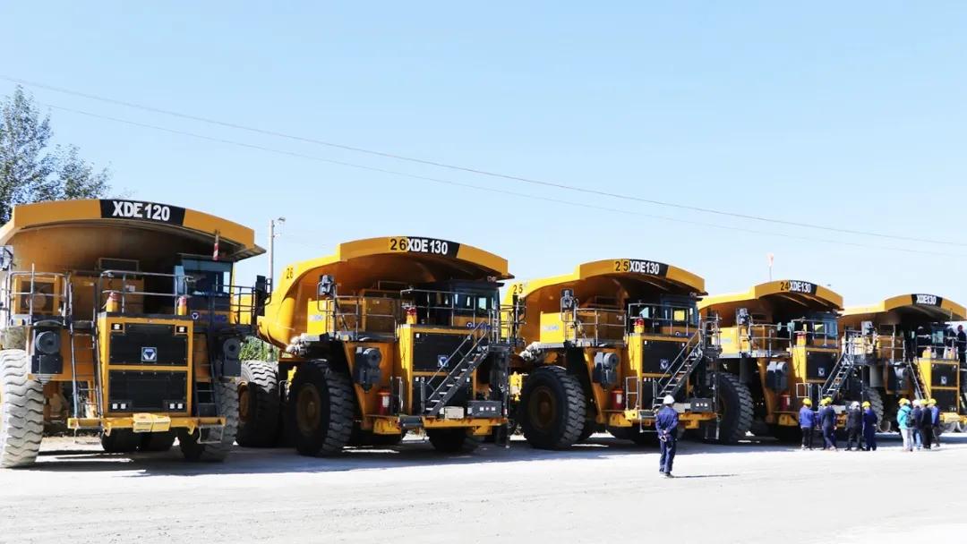 徐工百吨级矿车xde130电传动矿用自卸车批量发运云南