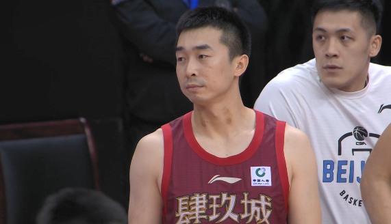 热议王骁辉危险犯规,伤人动作被驱逐不冤,名嘴:禁赛3场起步