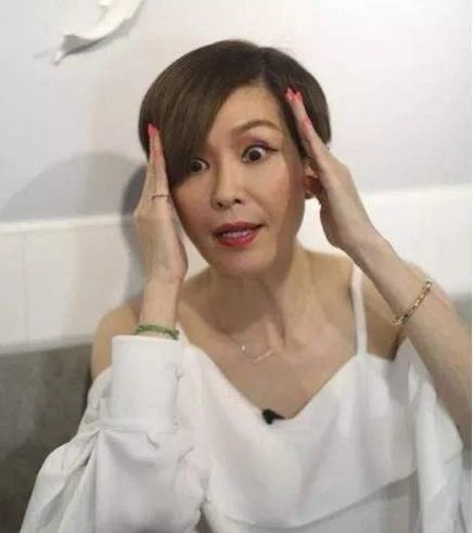 事情添油加醋,使她负面新闻不断,直到几年后她才遇到如今的丈夫练海棠