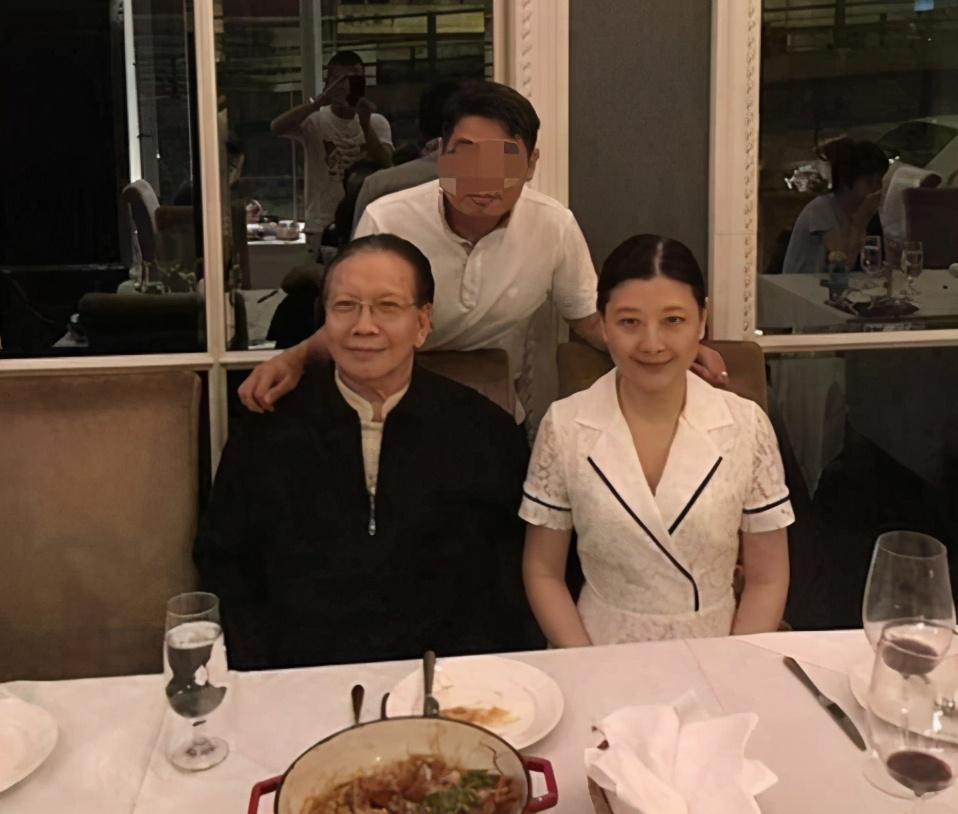 向华强74岁哥哥滑倒,小22岁娇妻急忙送医,儿子很败家|李莉|向华波