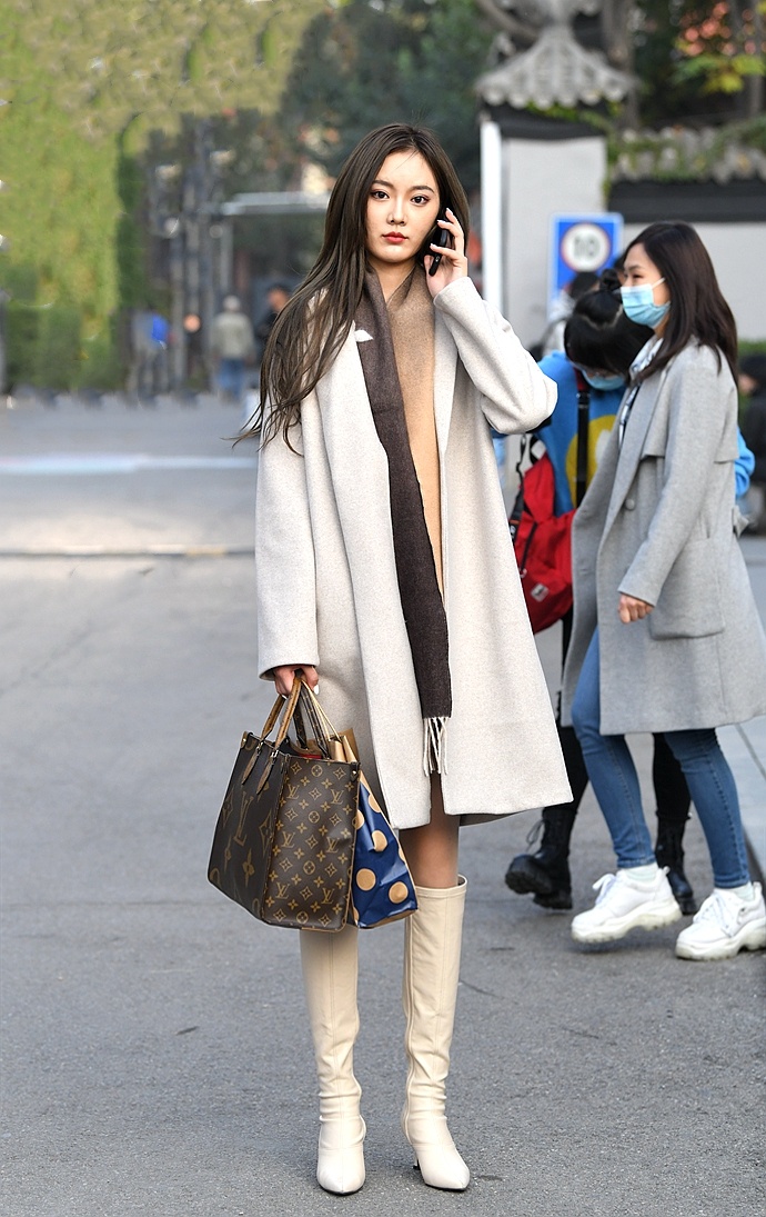 街拍把围巾围出了新意的美女