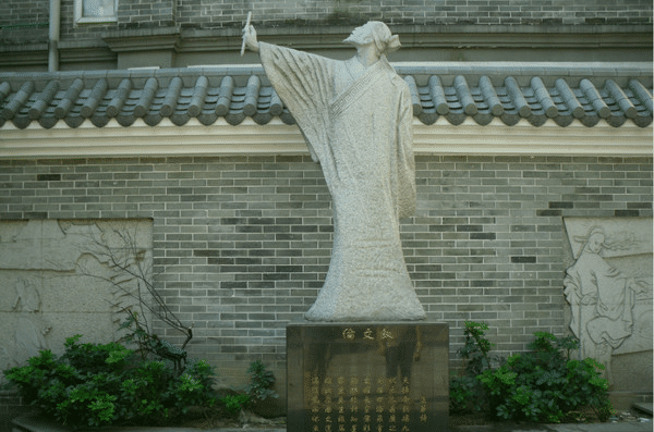 伦文叙伦文叙广为流传的是他的对联,他的对联充满了岭南风物,和自己的