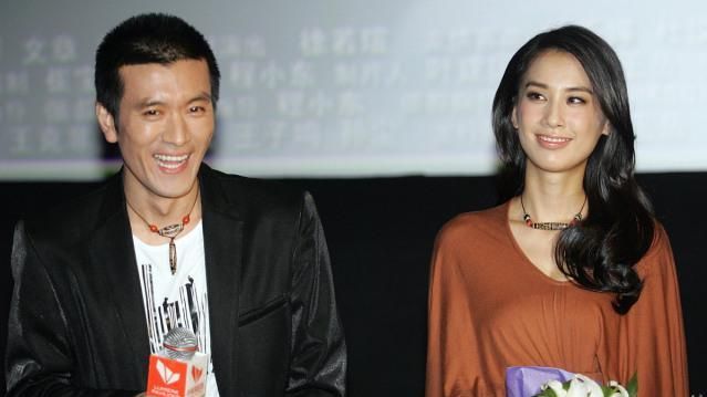 黄圣依深夜与友聚餐和男友人互动频繁抛飞吻不怕扬子吃醋抢镜