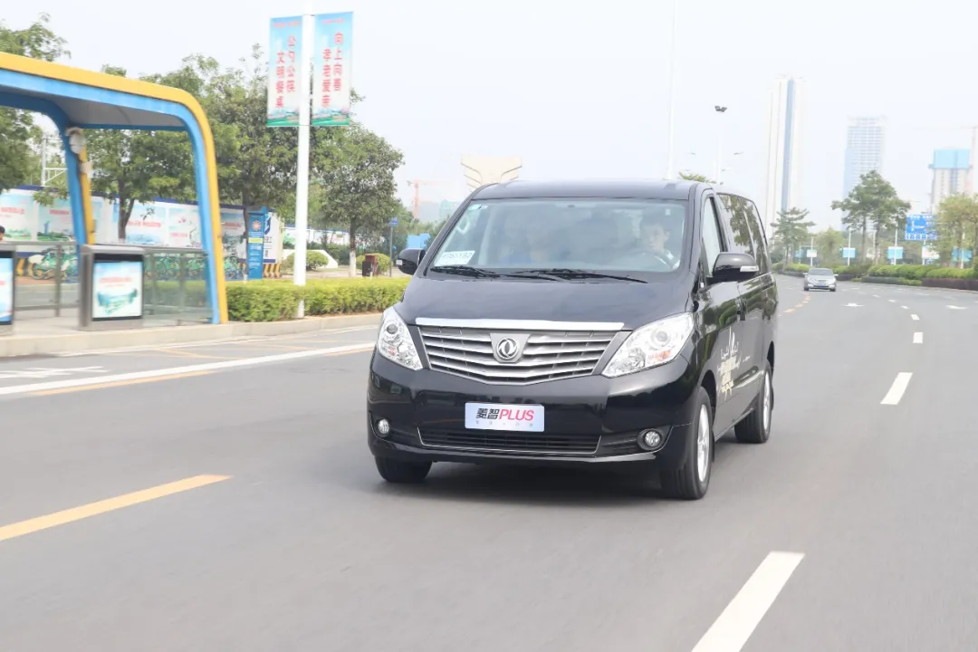 比"多拉快跑"多了体面接待 车叔试驾东风风行菱智plus