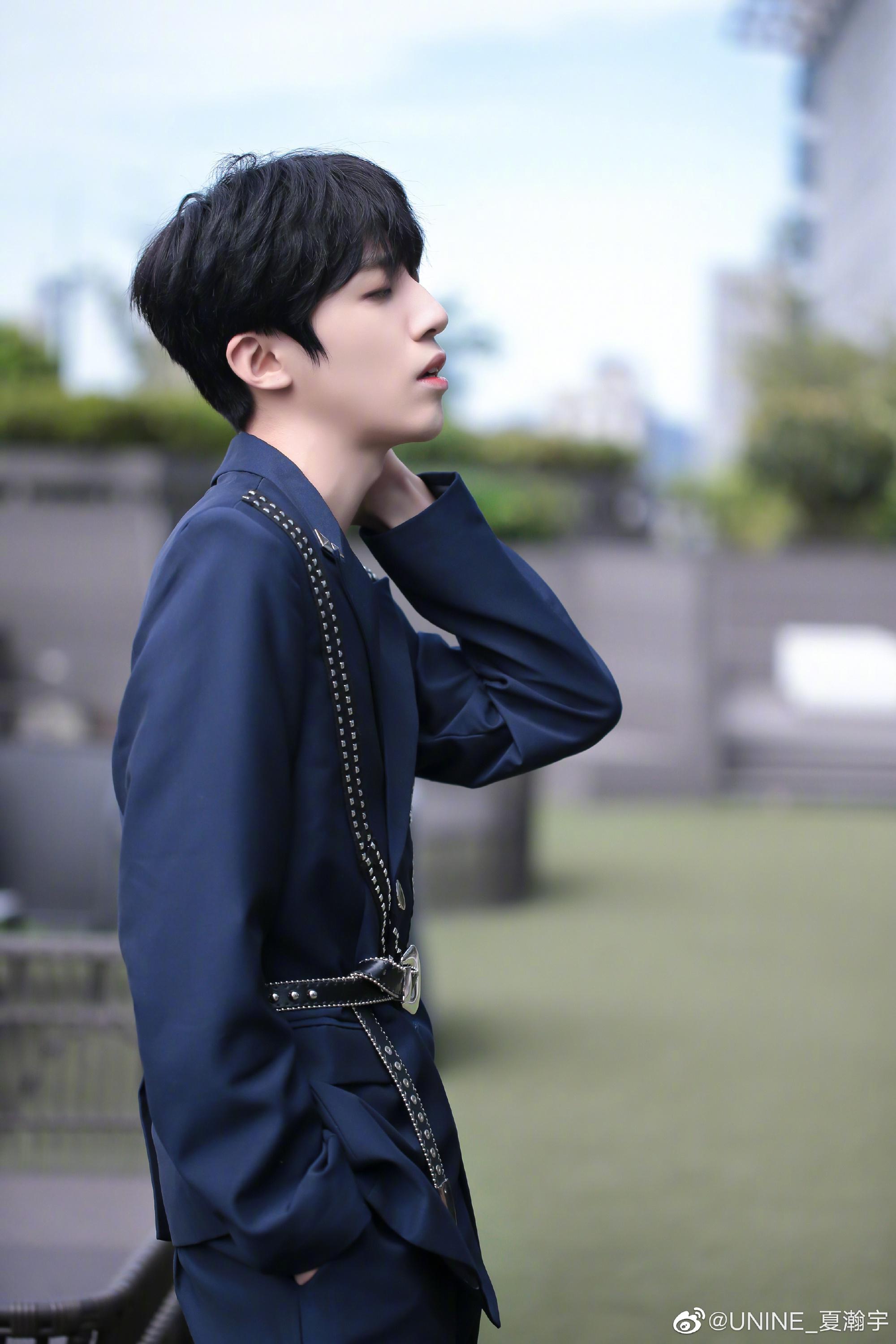 unine成员夏瀚宇晒了一张竖中指的照片
