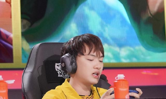 qghappy陨落?杰杰始终敌不过fly,网友建议qg一队二队融合重组