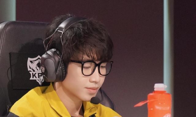 qghappy陨落?杰杰始终敌不过fly,网友建议qg一队二队融合重组