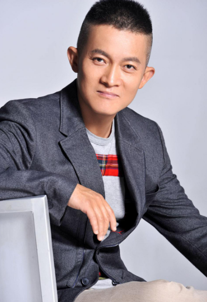 实力打脸!尔冬升点评杨志刚演技,转身就在公司新戏中挑了个角色